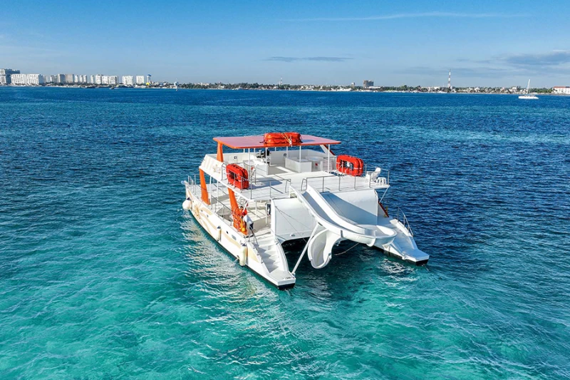ISLA MUJERES CATAMARÁN DANCER CRUISE